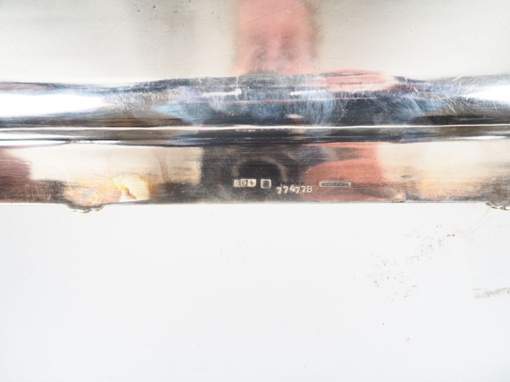 Plateau Napoléon III en métal argenté, décor armorié dans une réserve 