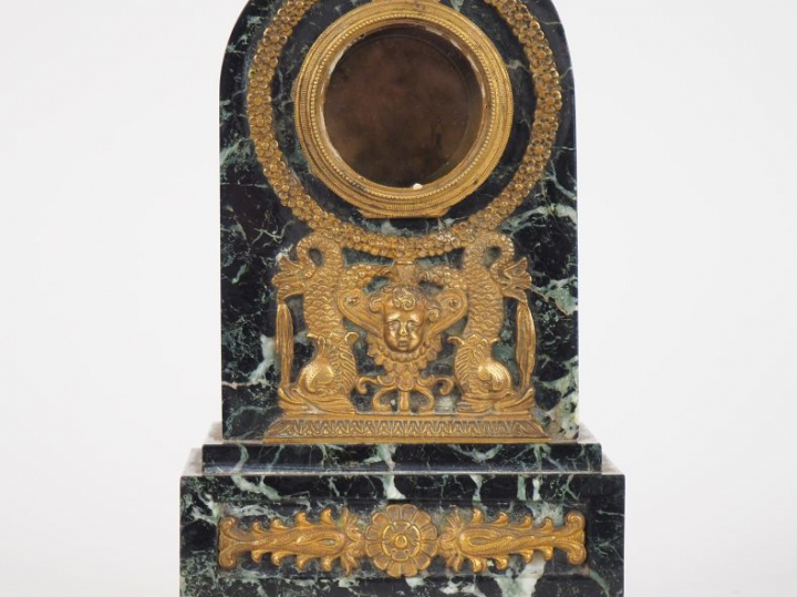 Pendulette 1900 de style Louis XVI en marbre vert et bronze. (manque l