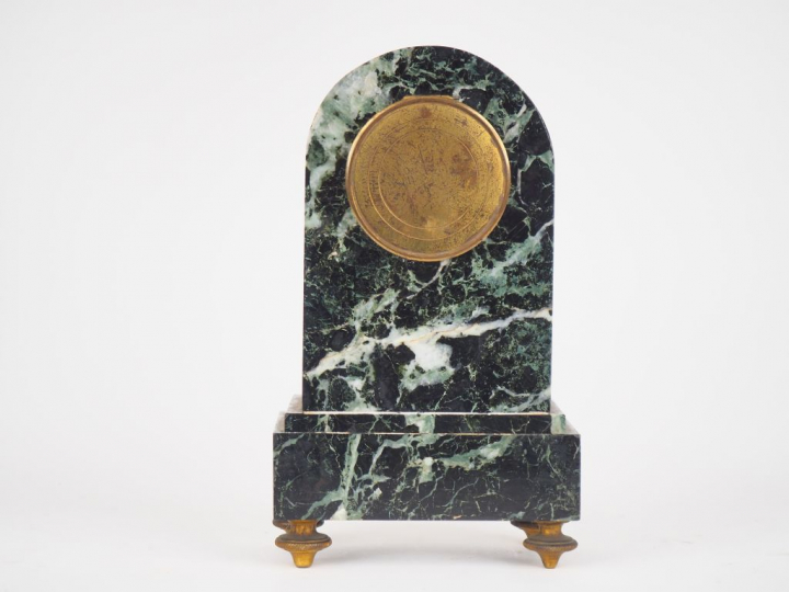 Pendulette 1900 de style Louis XVI en marbre vert et bronze. (manque l