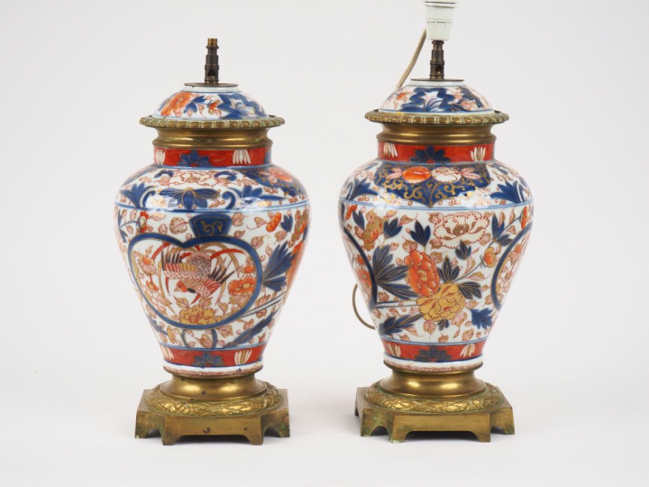 Paire de lampes XIXème en porcelaine polychrome d'Imari, monture en br