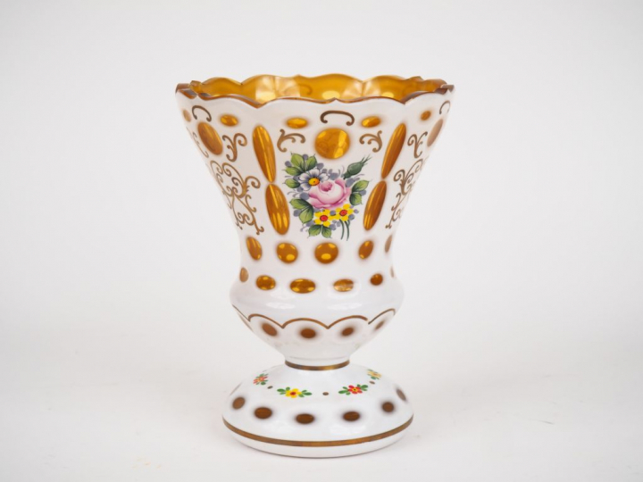 Vase cornet 1900 en overlay à décor de fleurs polycromes et de rinceau