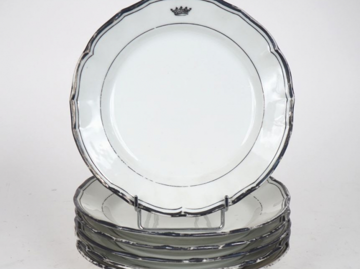 6 assiettes en porcelaine à décor de liseré noir et d'une couronne.
