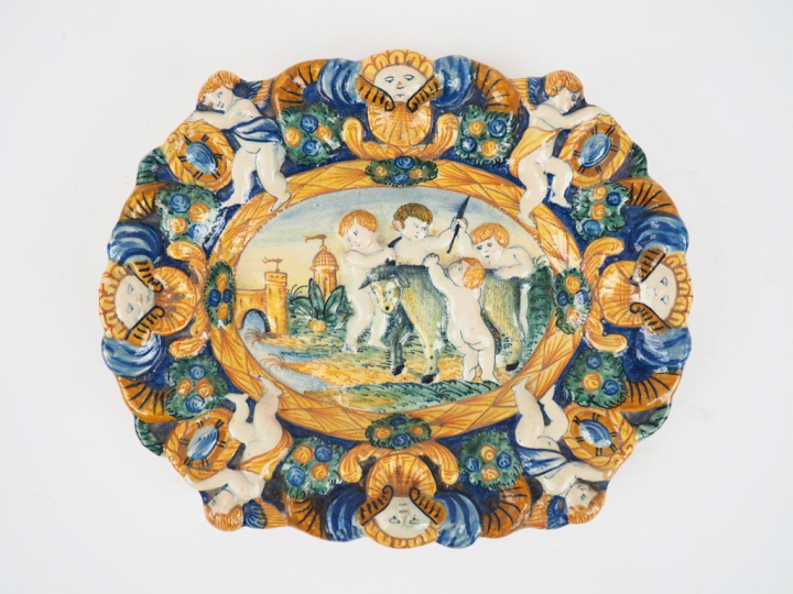 Plat ovale en faience italienne, XIXème à décor de puttii. Dim. 24,5 x