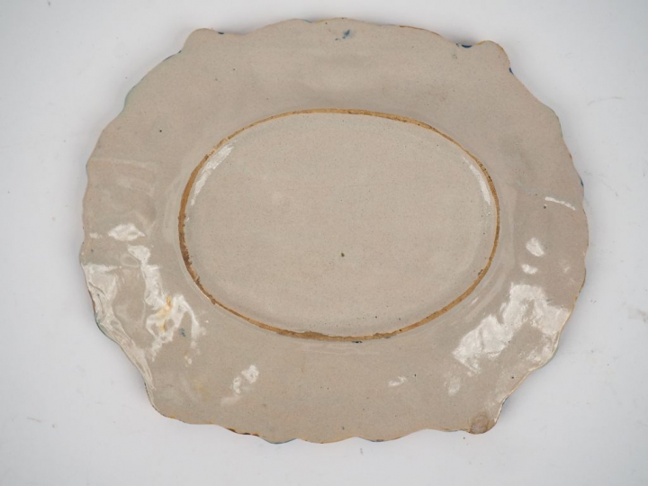Plat ovale en faience italienne, XIXème à décor de puttii. Dim. 24,5 x