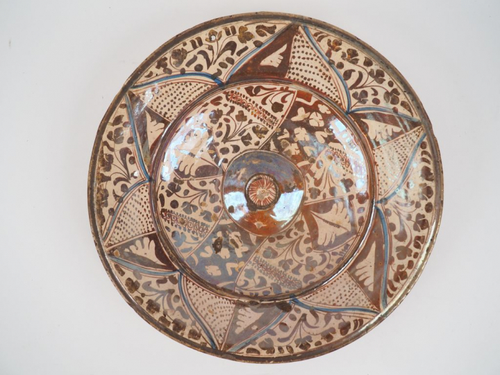 Plat XVIème en faïence, décor hispano-mauresque  (accidents et restaur