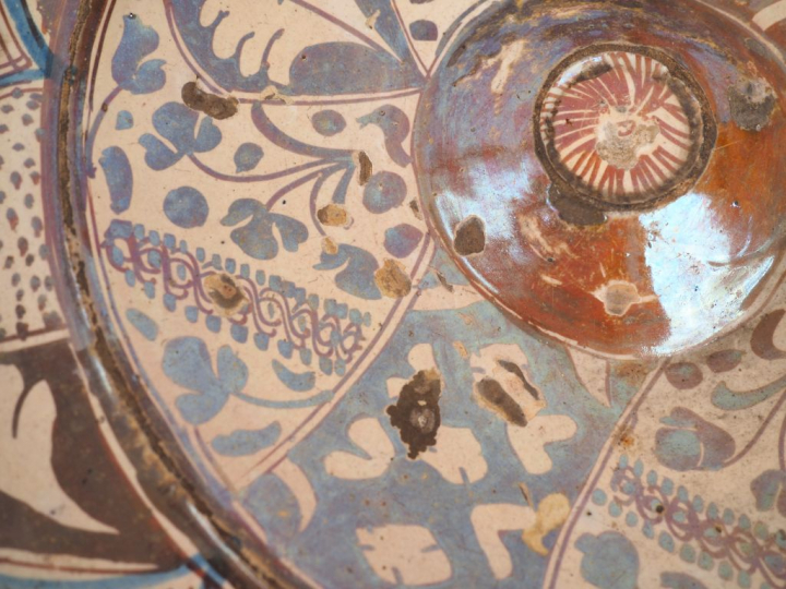 Plat XVIème en faïence, décor hispano-mauresque  (accidents et restaur