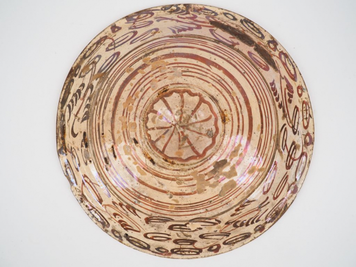 Plat XVIème en faïence, décor hispano-mauresque  (accidents et restaur