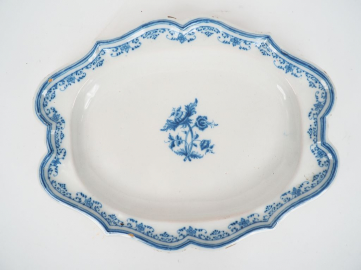Plat XVIIIème en faience du Midi, décor de fleurs en camaieu bleu. Dim