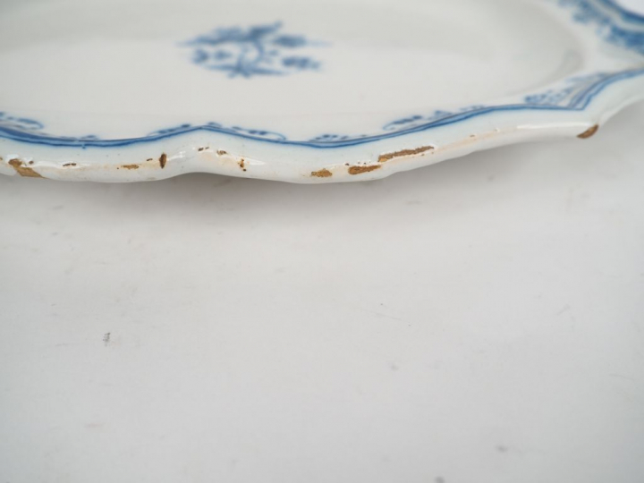 Plat XVIIIème en faience du Midi, décor de fleurs en camaieu bleu. Dim