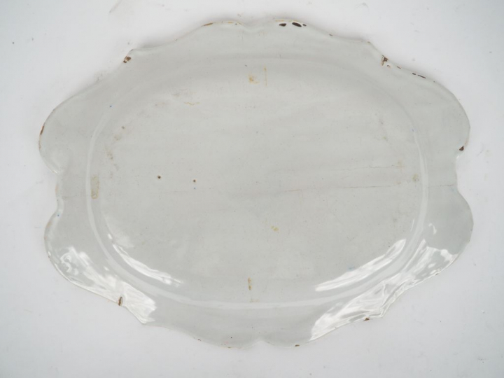 Plat XVIIIème en faience du Midi, décor de fleurs en camaieu bleu. Dim