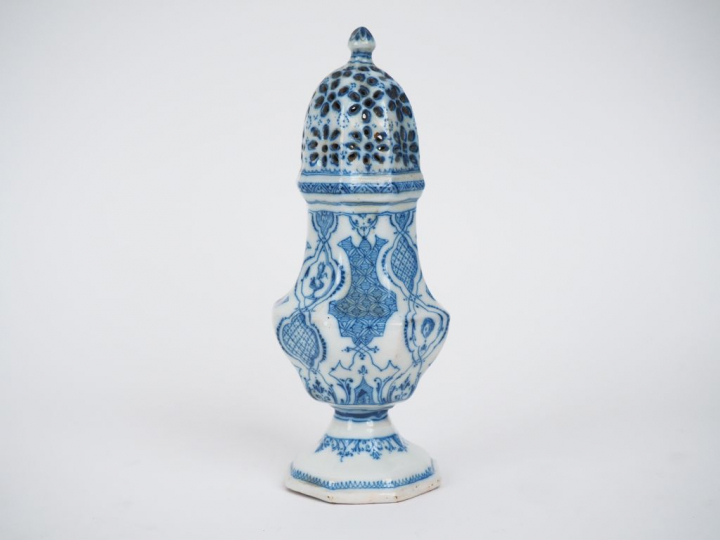 	Saupoudroir Louis XIV en faïence de Moustiers décor dit ‘à la bérain’