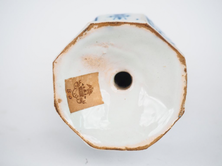 	Saupoudroir Louis XIV en faïence de Moustiers décor dit ‘à la bérain’