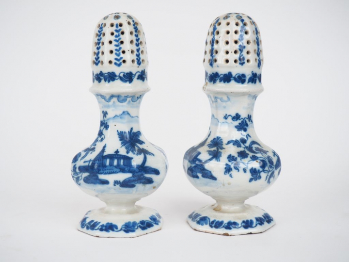 Paire de saupoudroirs de style Louis XIV en faïence début XIXème à déc