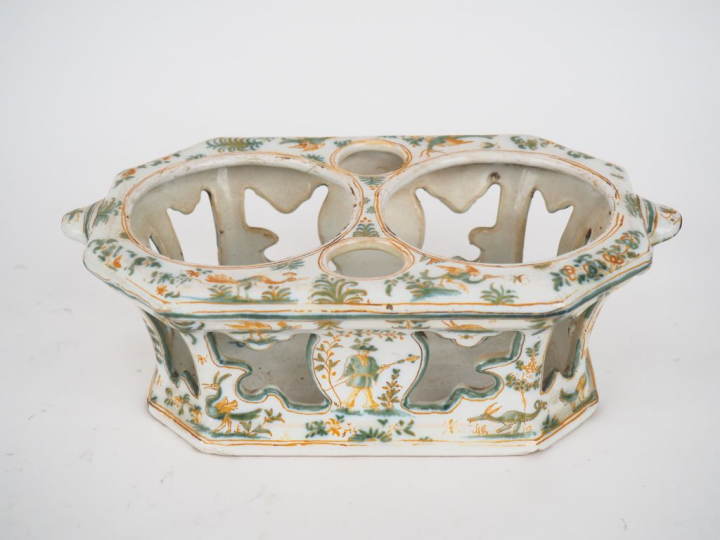 Monture d’huilier XVIIIème en faïence de Moustiers à décor de grotesqu