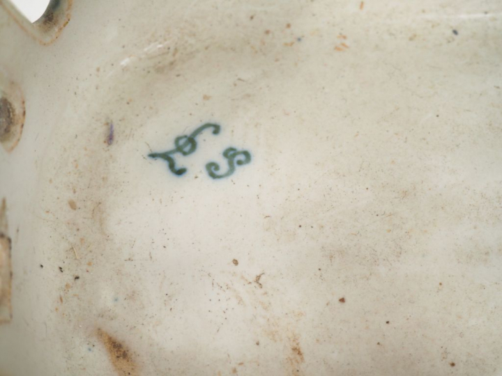 Monture d’huilier XVIIIème en faïence de Moustiers à décor de grotesqu