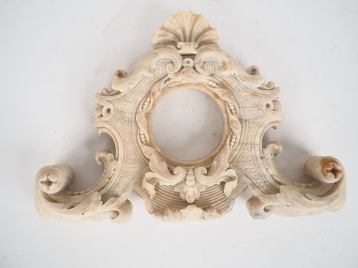 Elément décoratif en albâtre à décor de coquille, d'agrafes et de rinc