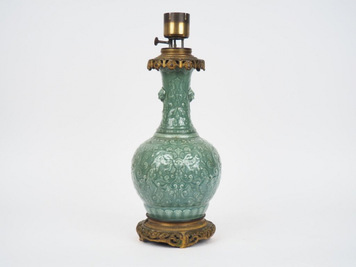 Vase XIXème en porcelaine céladon de style Extrême Orient, monté en la