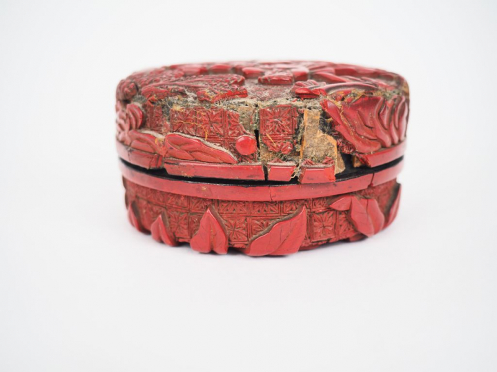 Chine, XVIIème siècle. Petite boîte circulaire couverte en laque de ci