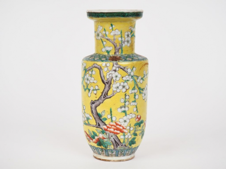 Chine, XXème siècle, Vase balustre en porcelaine émaillée jaune, à déc