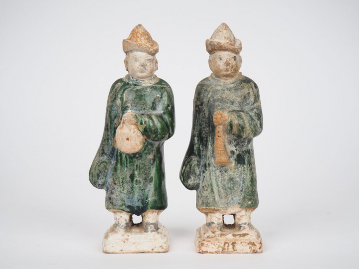 Chine, Époque Ming,  Deux statuettes en terre cuite avec traces de pol