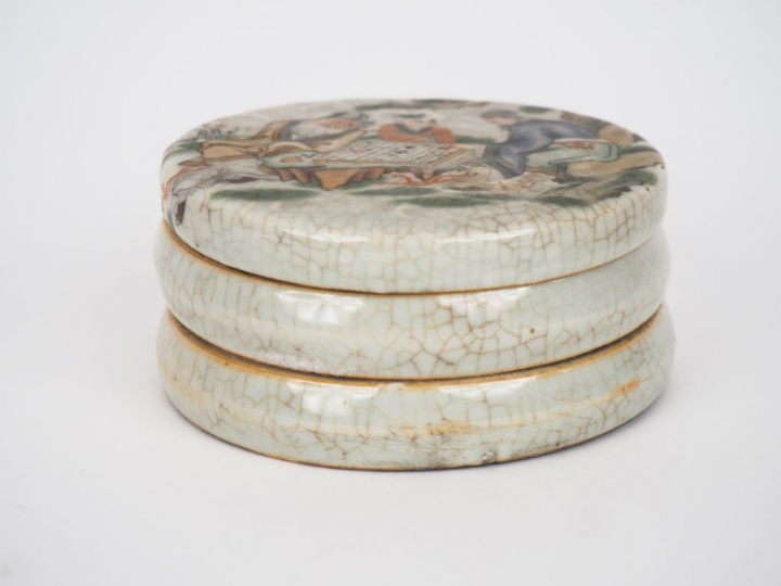 Chine, XXe siècle,  Petite boîte circulaire couverte à décor polychrom