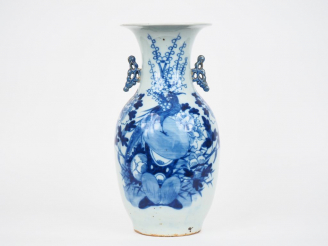 Vente aux enchères Chine, fin XIXe siècle,  Vase balustre en porcelaine bleu blanc, à déc
