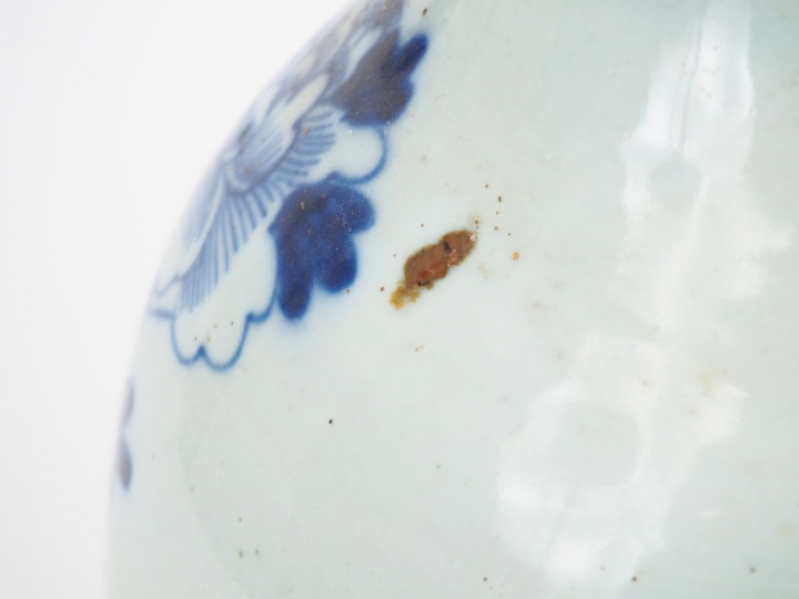 Chine, fin XIXe siècle,  Vase balustre en porcelaine bleu blanc, à déc