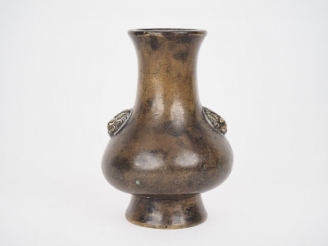 Vente aux enchères Chine, époque Qing,  Petit vase balustre en bronze de patine médaille,