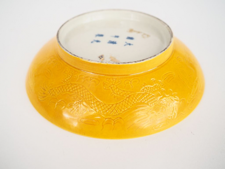 Chine, époque Guangxu. Coupe en porcelaine émaillée monochrome jaune à