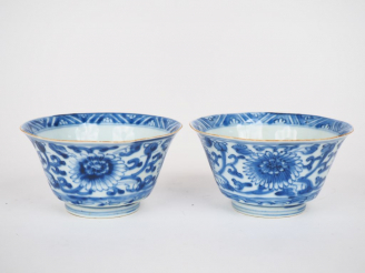 Vente aux enchères Chine XIXe siècle, Deux coupes sur petit talon, en porcelaine blanche 