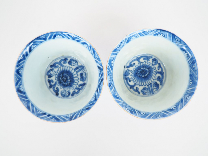 Chine XIXe siècle, Deux coupes sur petit talon, en porcelaine blanche 