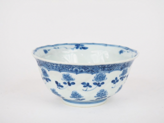 Vente aux enchères Chine, époque Qing. Coupe floriforme, en porcelaine blanche, à décor e
