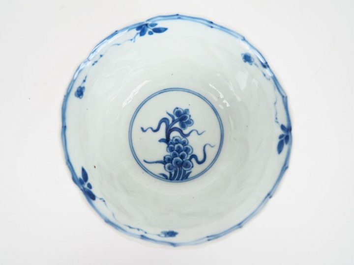 Chine, époque Qing. Coupe floriforme, en porcelaine blanche, à décor e
