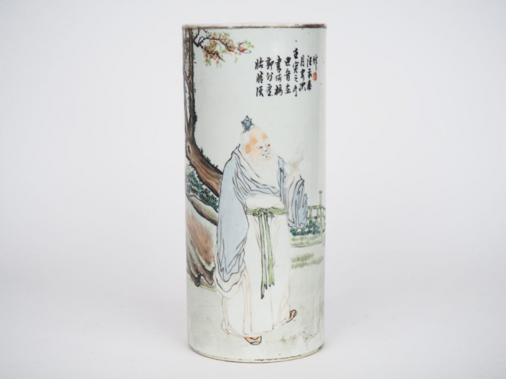 Chine, fin XIXe siècle, Vase rouleau en porcelaine et émaux polychrome