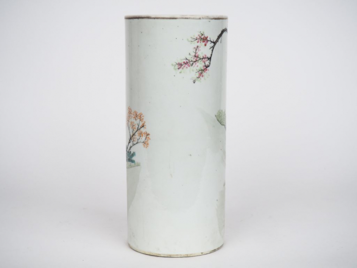 Chine, fin XIXe siècle, Vase rouleau en porcelaine et émaux polychrome