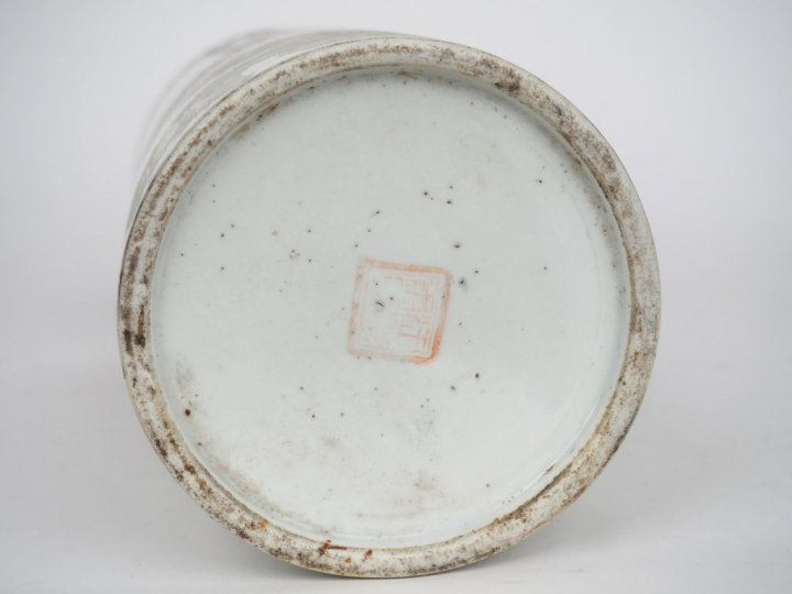 Chine, fin XIXe siècle, Vase rouleau en porcelaine et émaux polychrome