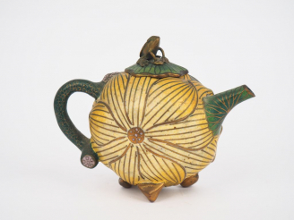 Vente aux enchères Chine du Sud, vers 1920  Théière en émaux cloisonnés reprenant la form