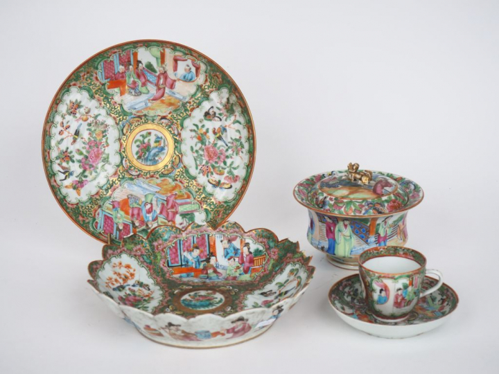 Canton, fin XIXe siècle,  Lot comprenant cinq porcelaines en émaux de 