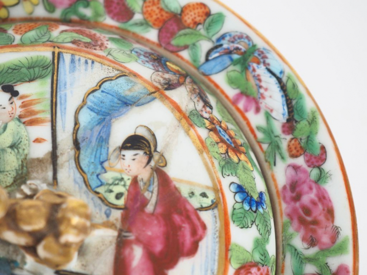 Canton, fin XIXe siècle,  Lot comprenant cinq porcelaines en émaux de 