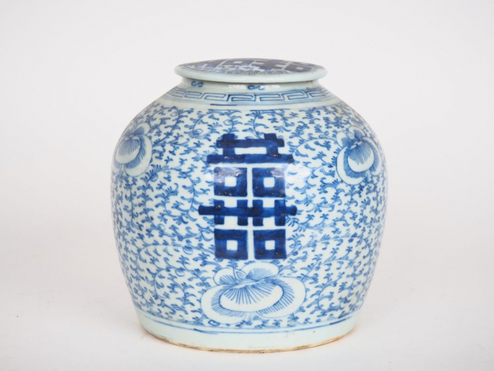 Chine, vers 1900, Pot à gingembre en porcelaine bleu blanc à décor de 