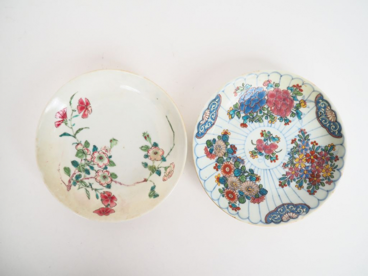 Chine XVIIIème et XIXe siècle,  Deux coupes en porcelaine et émaux pol