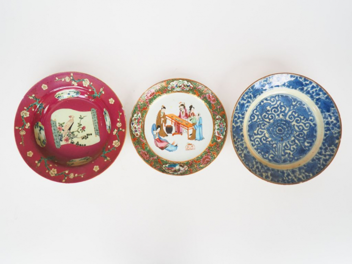 Chine XVIIIe et Canton fin XIXe siècle,  Lot comprenant trois porcelai