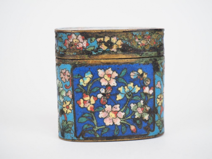 Chine XIXe siècle  Boîte couverte à opium, en bronze et émaux cloisonn