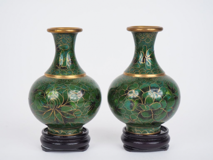 Chine, travail moderne.  Paire de vases balustre en émaux cloisonnés v