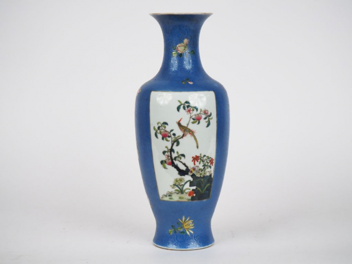 Chine vers 1920, Marque apochryphe Quianglong Vase balustre à panse dé