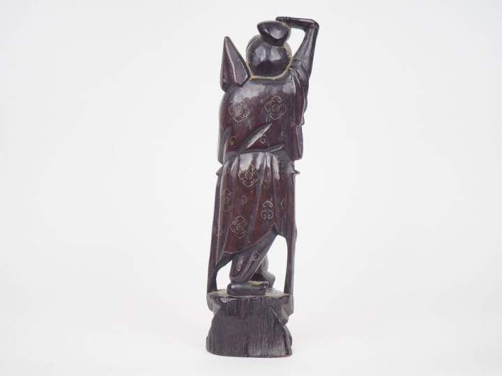 Chine XXème. Statuette en bois représentant un comédien dont le costum