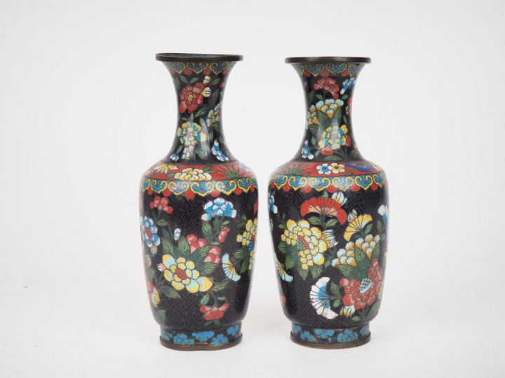 Chine vers 1920. Paire de vases de formes balustre en émaux cloisonnée