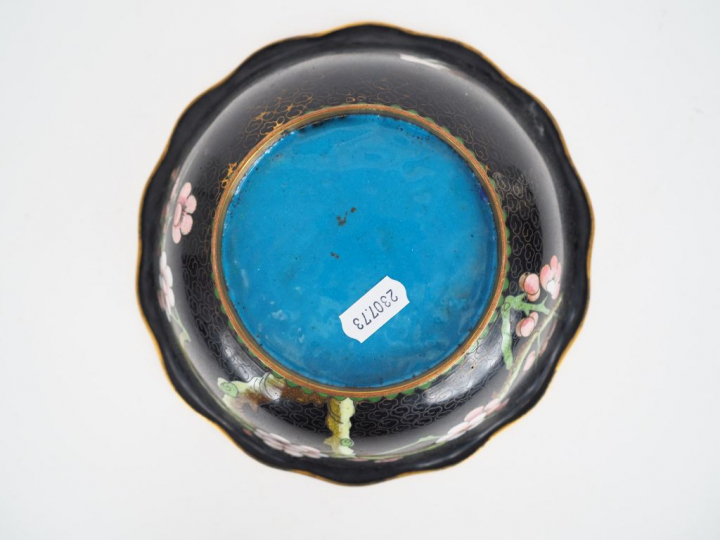 Chine, XXème. Coupe floriforme en émaux cloisonnés sur cuivre, décor d
