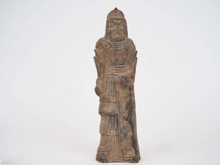 Chine XXème. Statuette de guerrier en terre cuite traces de polychromi