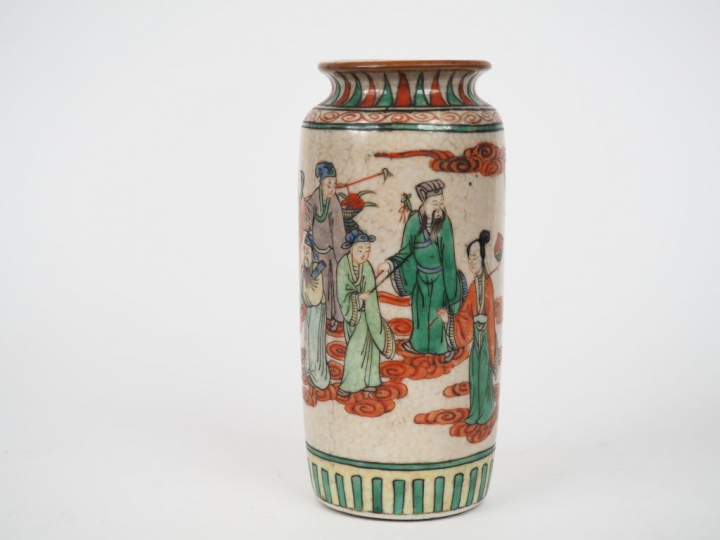 Chine vers 1920. Petit vase cylindrique en porcelaine de Nankin à déco